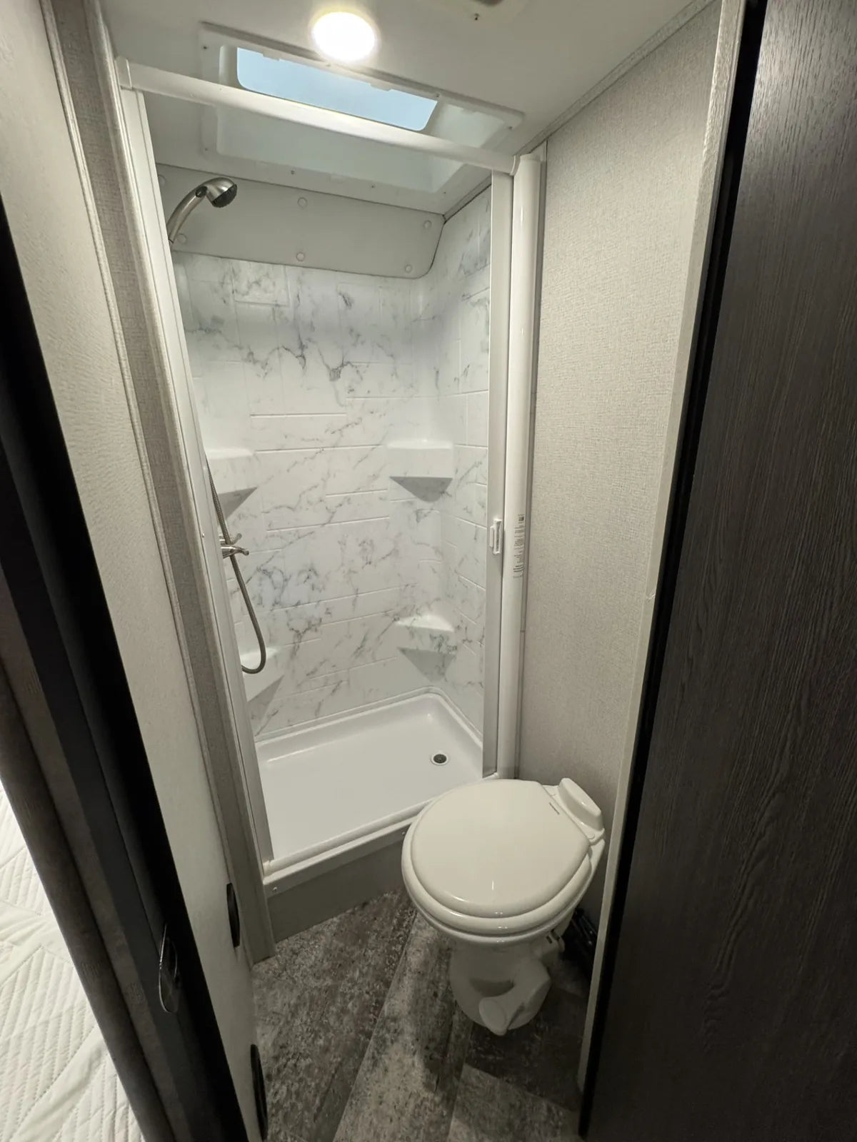 Salle de bain du Sunseeker 2350LE 2021 avec douche et toilette.