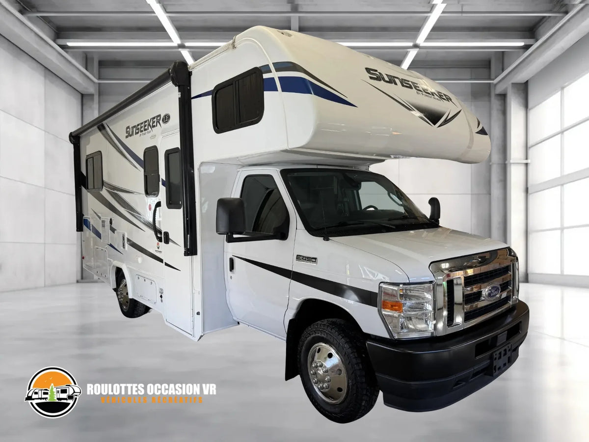 Vue avant et côté entrée du motorisé Classe C Forest River Sunseeker 2350LE 2021.