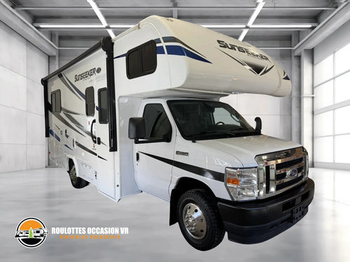 Vue avant et côté entrée du motorisé Classe C Forest River Sunseeker 2350LE 2021.