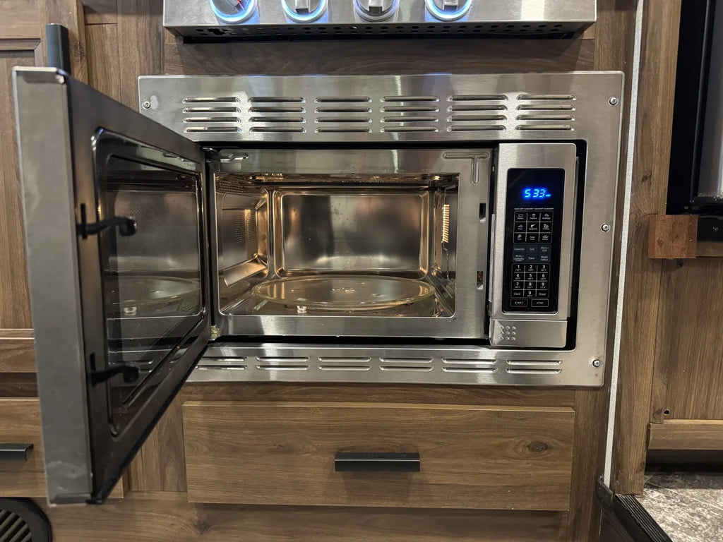 Four à micro-ondes ouvert dans la cuisine du motorisé Sunseeker 2350LE 2021.