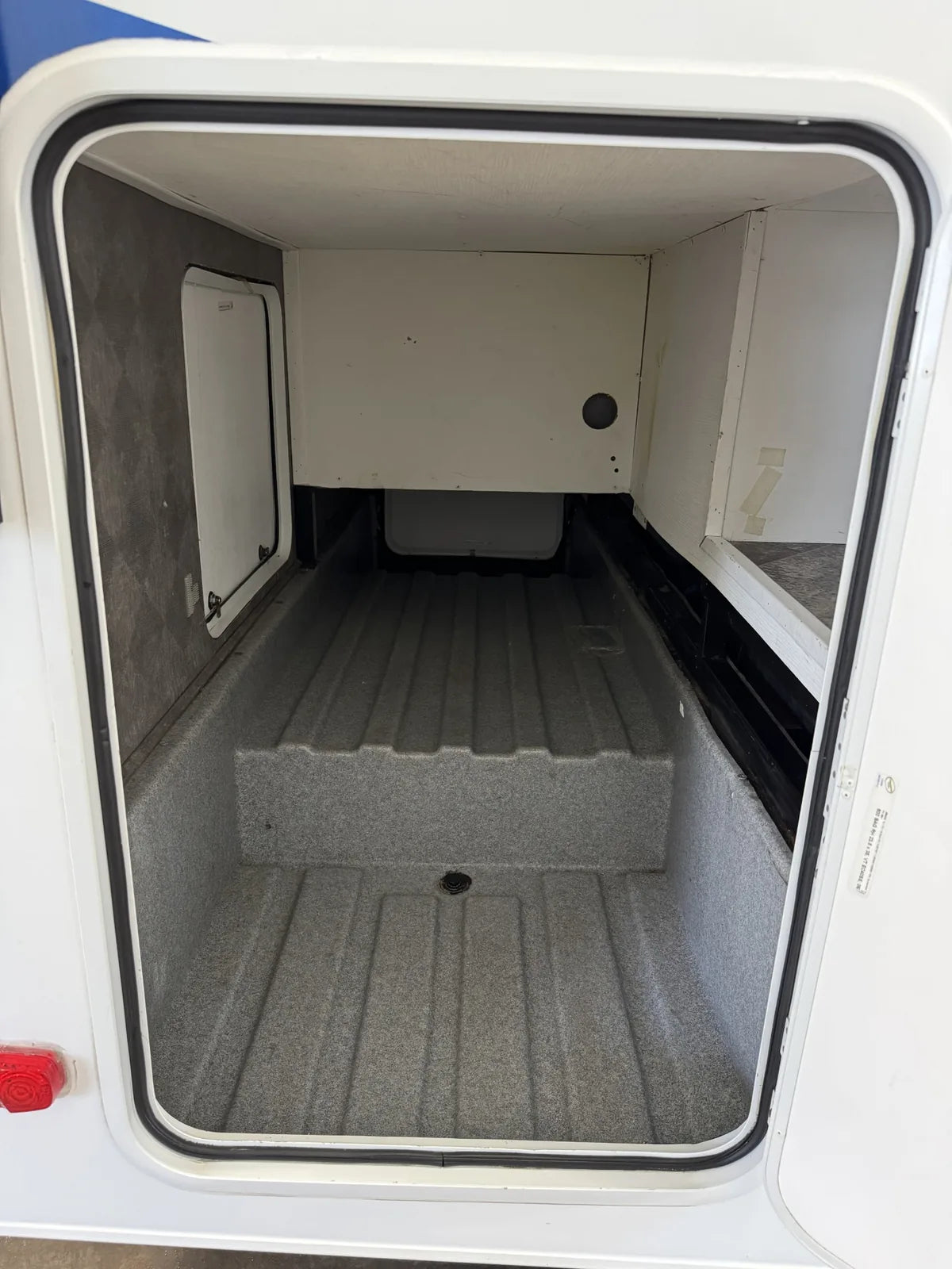 Grand compartiment de rangement extérieur du motorisé Sunseeker 2350LE 2021.
