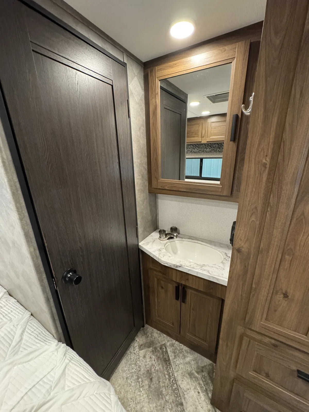 Lavabo, miroir et rangements du motorisé Sunseeker 2350LE 2021.