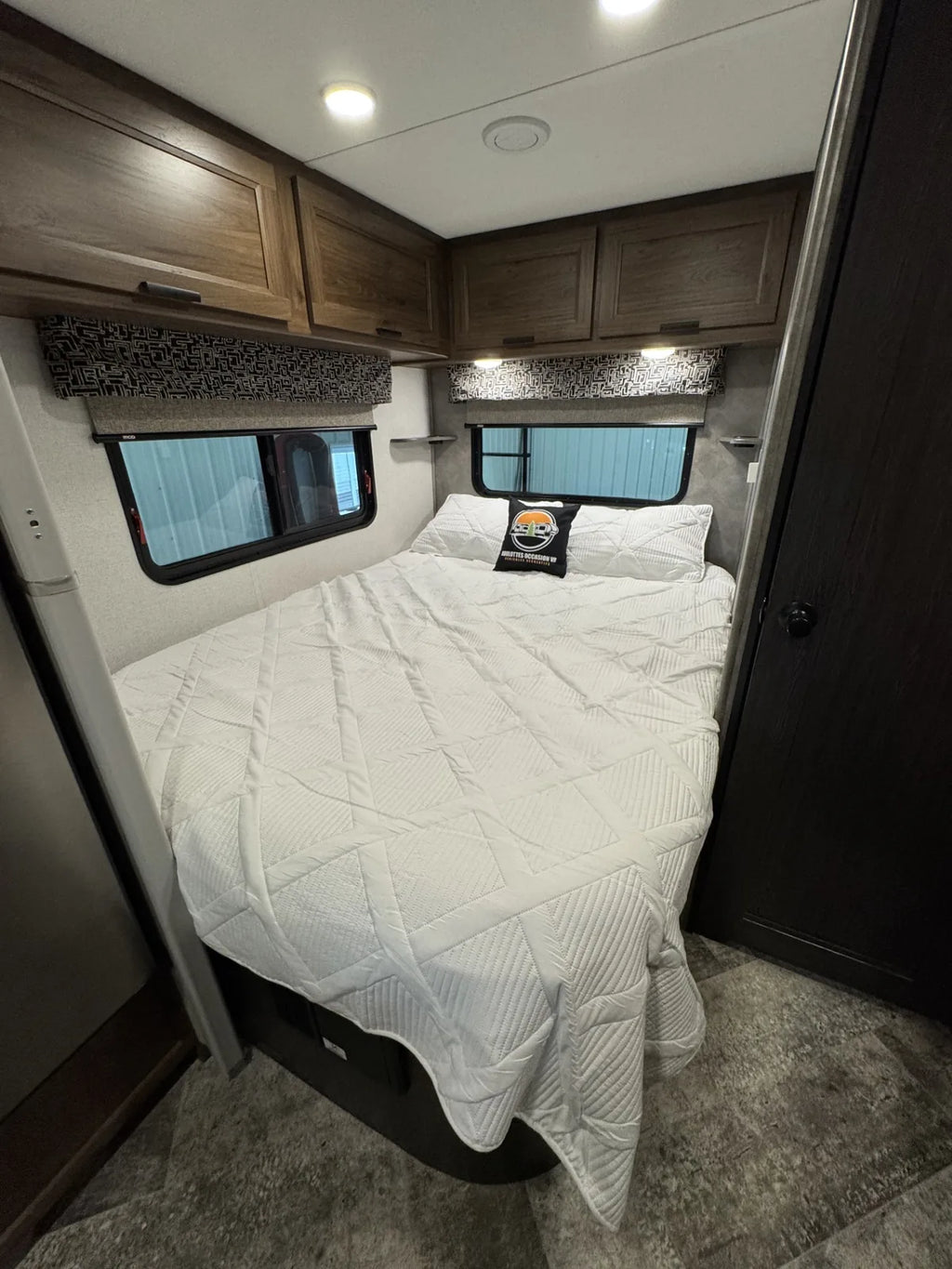 Lit arrière et armoires de rangement du motorisé Sunseeker 2350LE 2021.