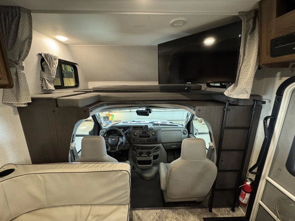 Lit au-dessus de la cabine et télévision du motorisé Sunseeker 2350LE 2021.