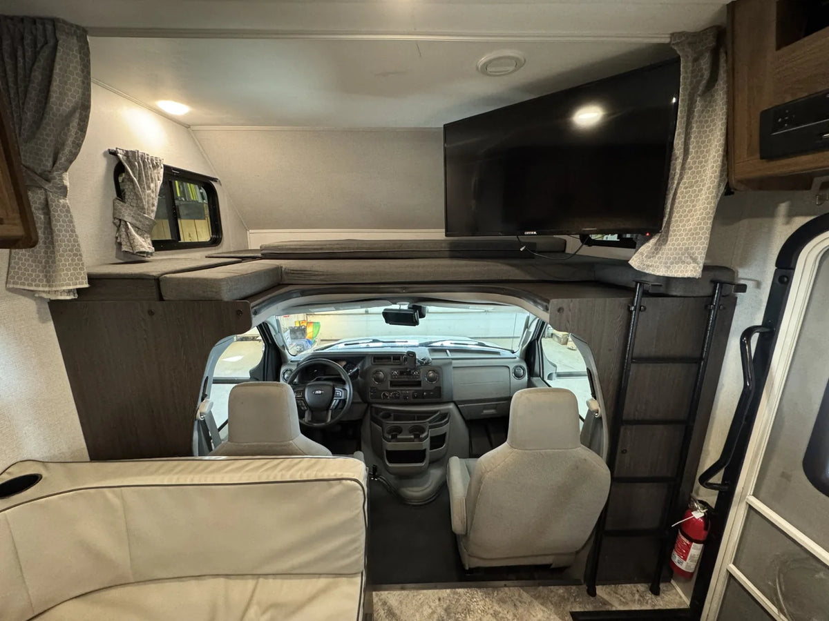 Lit au-dessus de la cabine et télévision du motorisé Sunseeker 2350LE 2021.