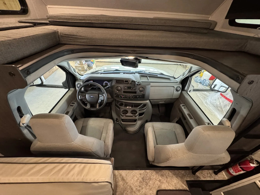 Poste de conduite du motorisé Sunseeker 2350LE 2021 vu depuis l’habitacle.