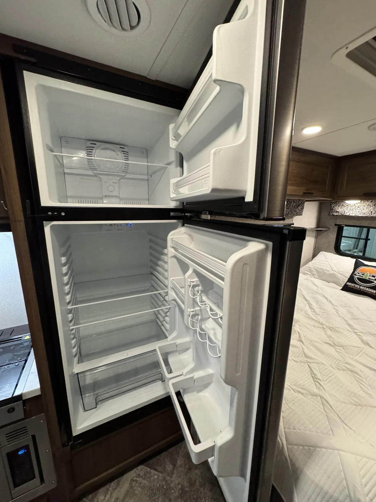Réfrigérateur du motorisé Sunseeker 2350LE 2021 avec portes ouvertes.