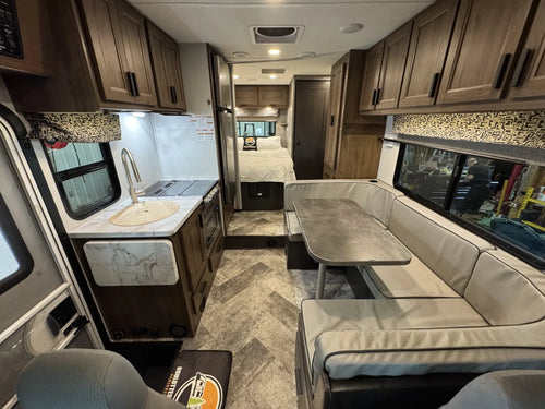 Aire de vie du Sunseeker 2350LE 2021 avec cuisine, dinette et rangements.