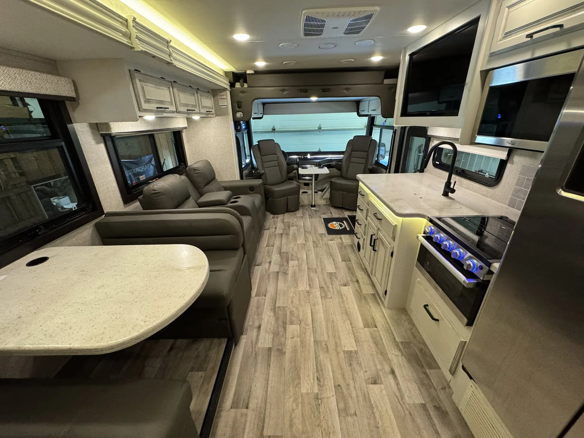 Aire de vie du Jayco Precept 36A 2023 montrant la cuisine, la table et le salon.