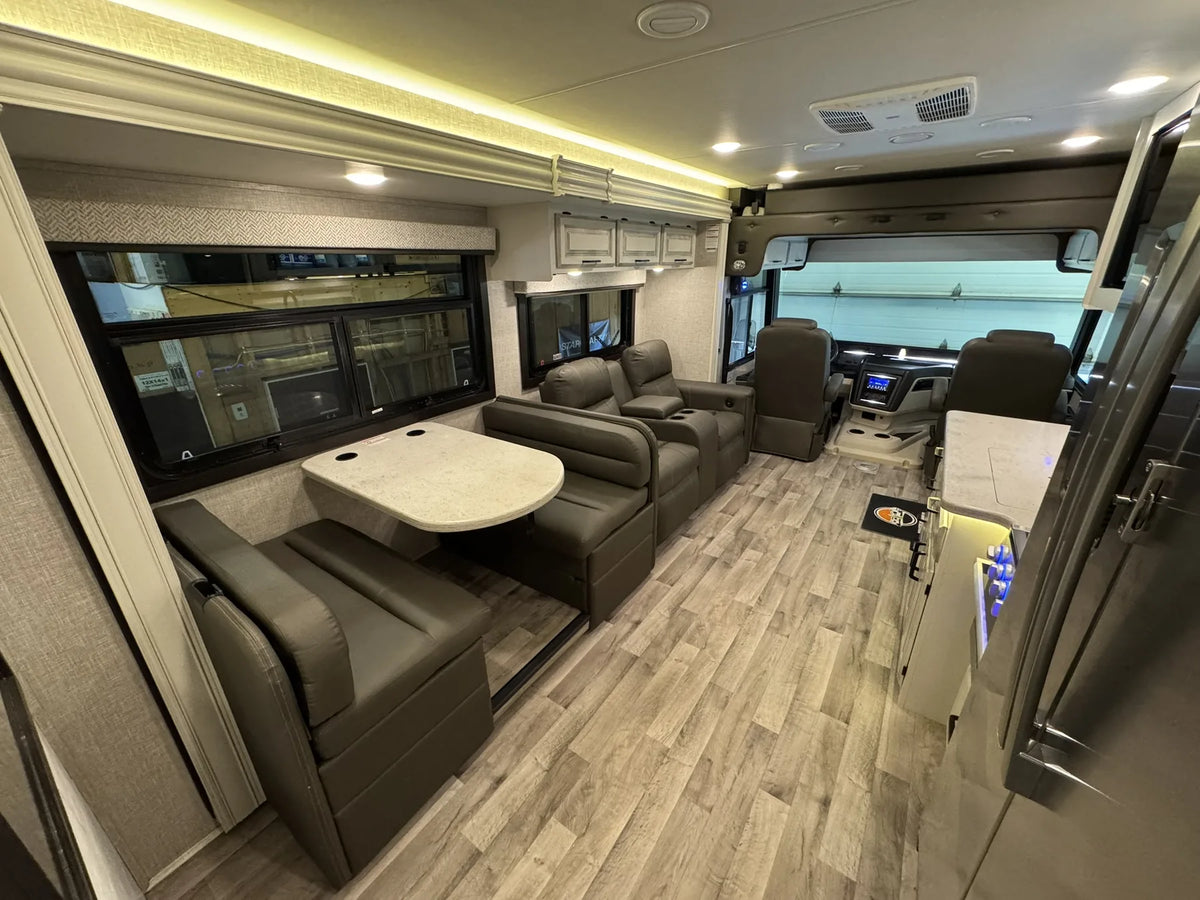 Banquette, table et poste de conduite du motorisé Jayco Precept 36A 2023.