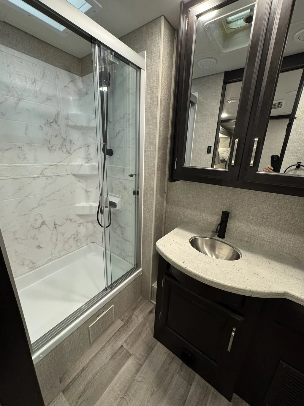 Douche vitrée et lavabo du motorisé Jayco Precept 36A 2023.