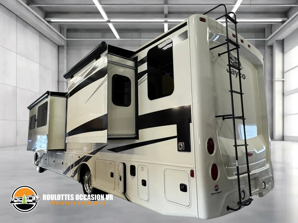 Vue arrière du motorisé Jayco Precept 36A 2023 avec extensions et échelle extérieure.