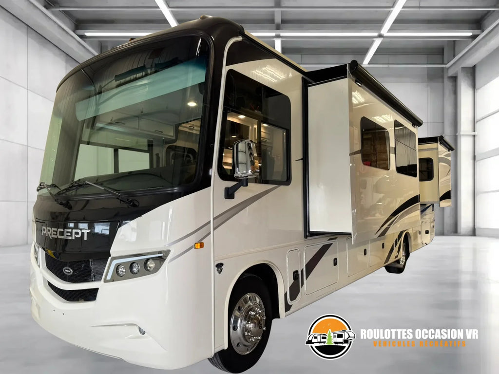 Vue avant du motorisé Jayco Precept 36A 2023 montrant l’extension latérale déployée.