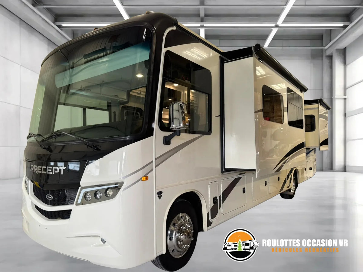 Vue avant du motorisé Jayco Precept 36A 2023 montrant l’extension latérale déployée.