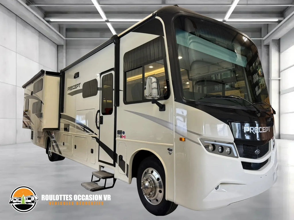 Vue extérieure avant du motorisé Jayco Precept 36A 2023 avec extensions déployées.
