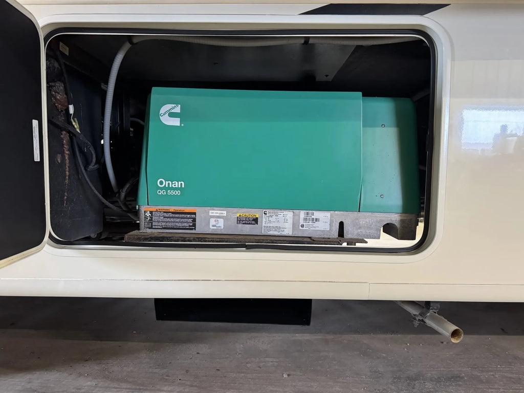 Génératrice Onan du motorisé Jayco Precept 36A 2023 visible dans son compartiment extérieur.