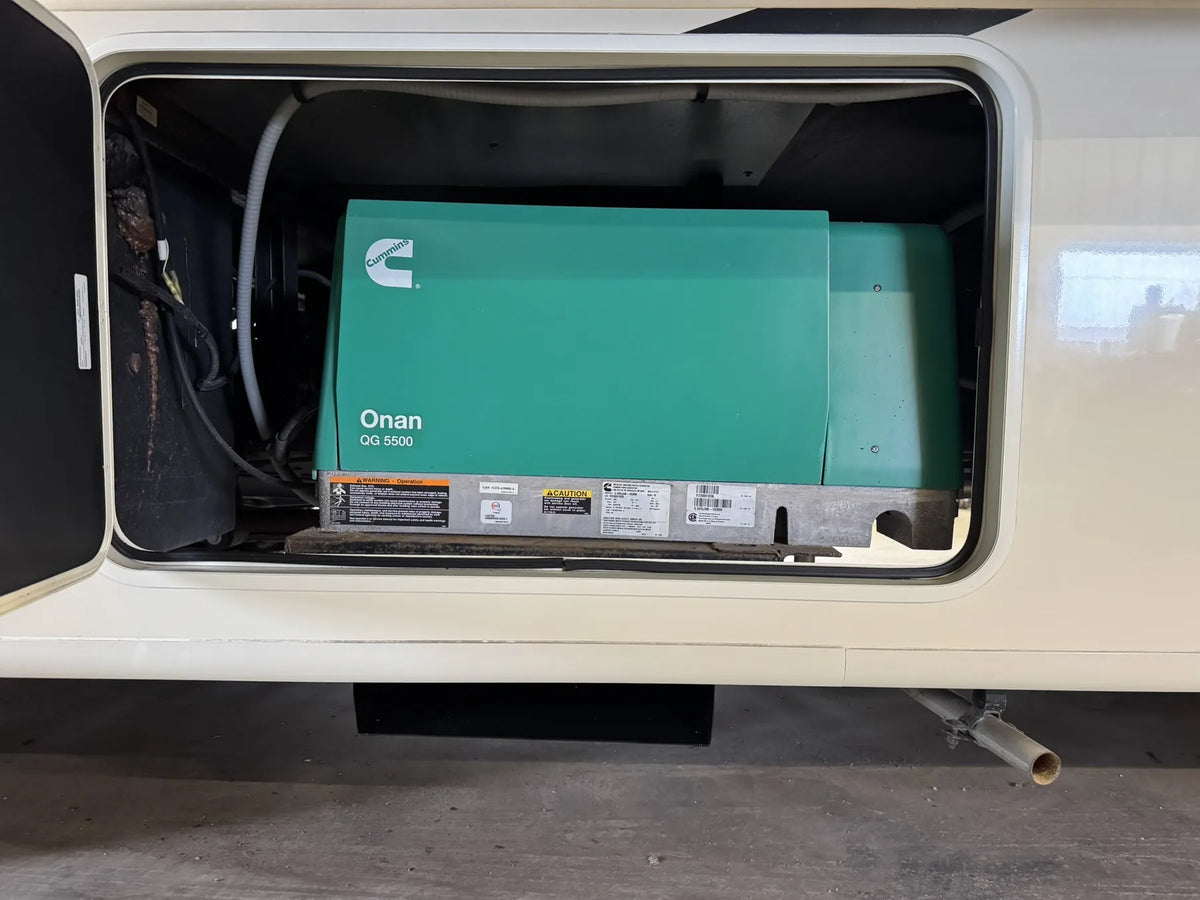 Génératrice Onan du motorisé Jayco Precept 36A 2023 visible dans son compartiment extérieur.
