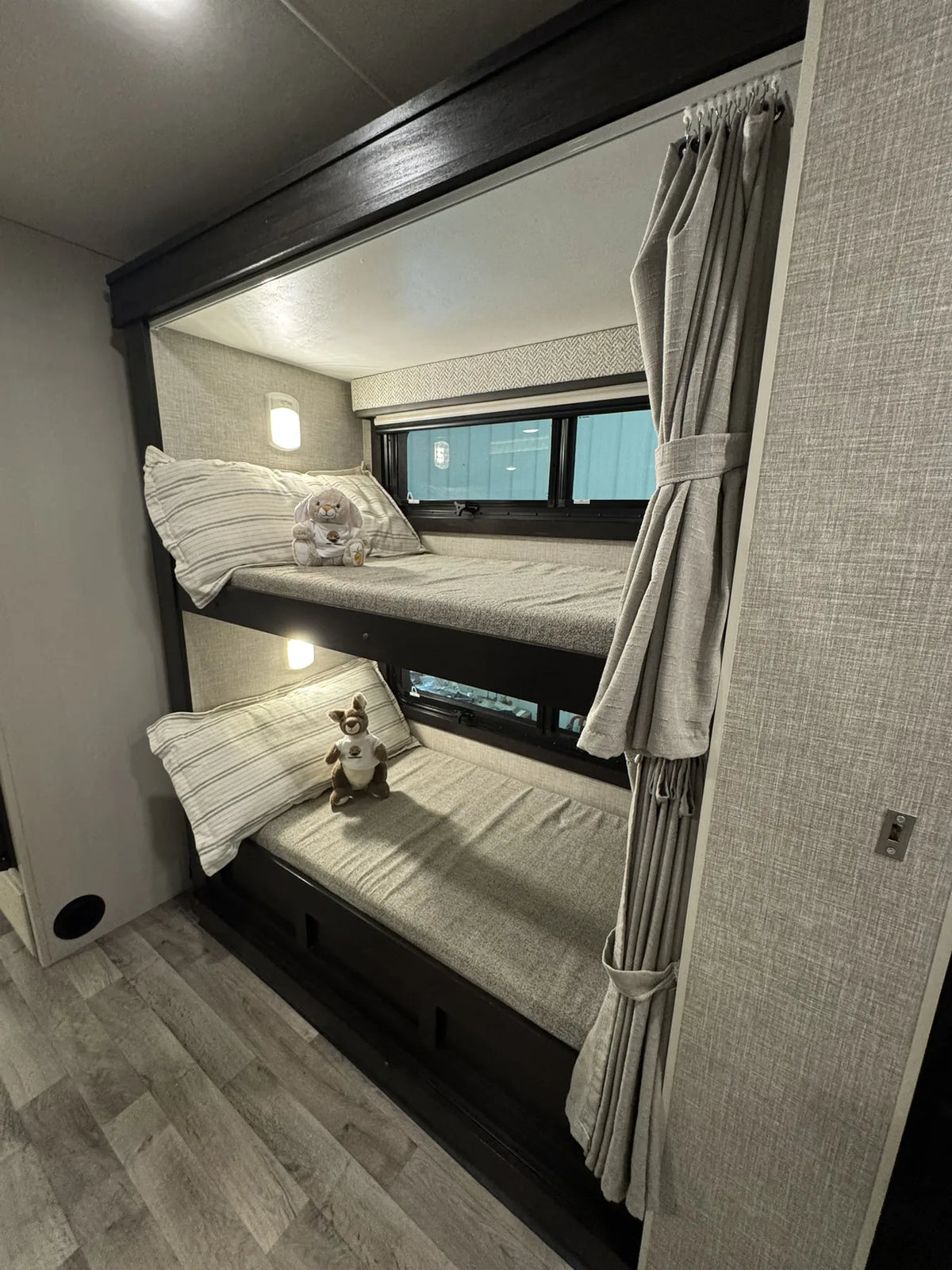 Deux lits superposés dans le motorisé Jayco Precept 36A 2023.