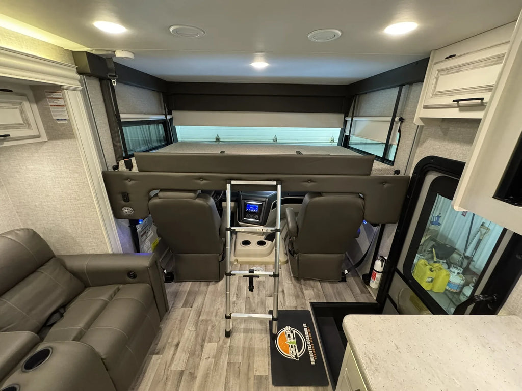 Poste de conduite et sièges avant du motorisé Jayco Precept 36A 2023 vus depuis le salon.