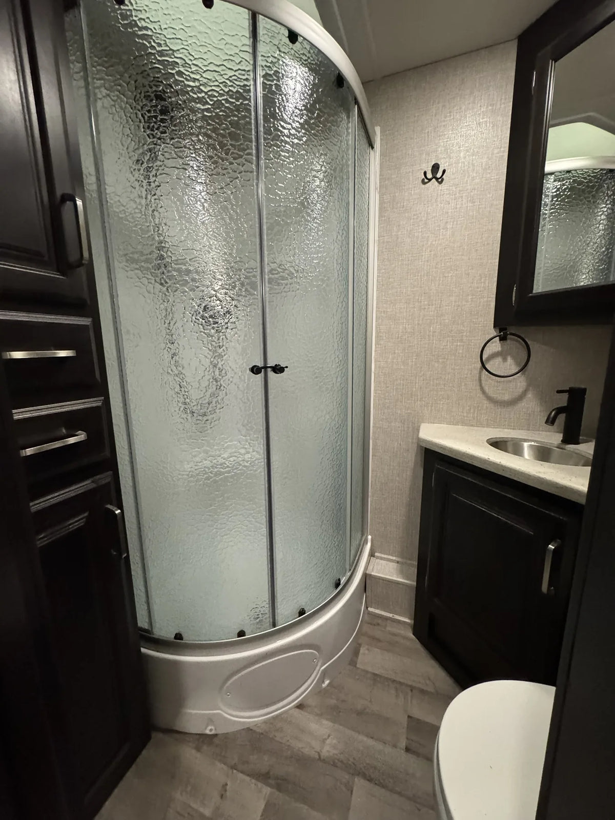 Salle de bain du Jayco Precept 36A 2023 avec douche arrondie et lavabo.
