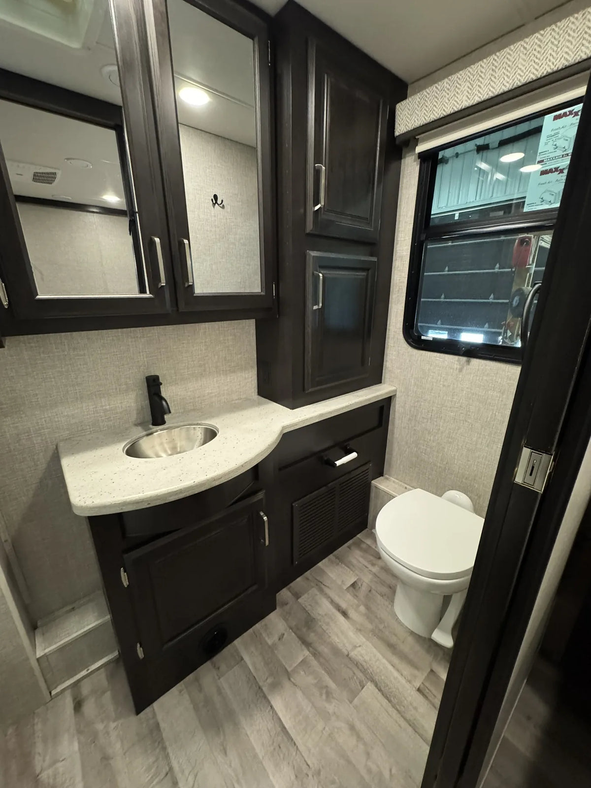 Salle de bain du Jayco Precept 36A 2023 avec lavabo, armoire et toilette.