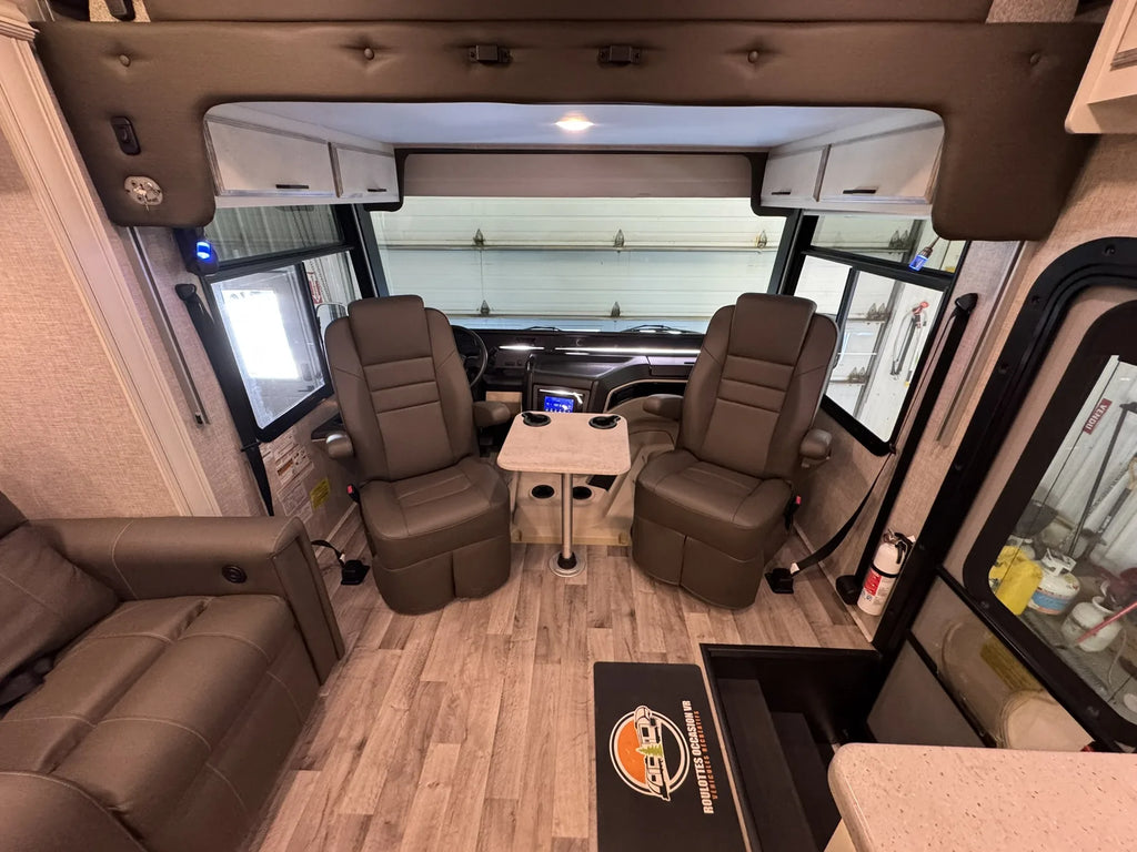 Salon du motorisé Jayco Precept 36A 2023 avec sièges avant pivotants et sofa.