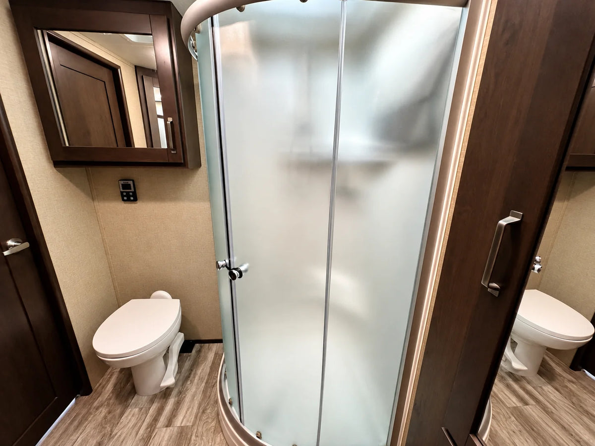 Douche arrondie avec portes vitrées dépolies dans la Reflection 28BH 2021, à côté de la toilette.