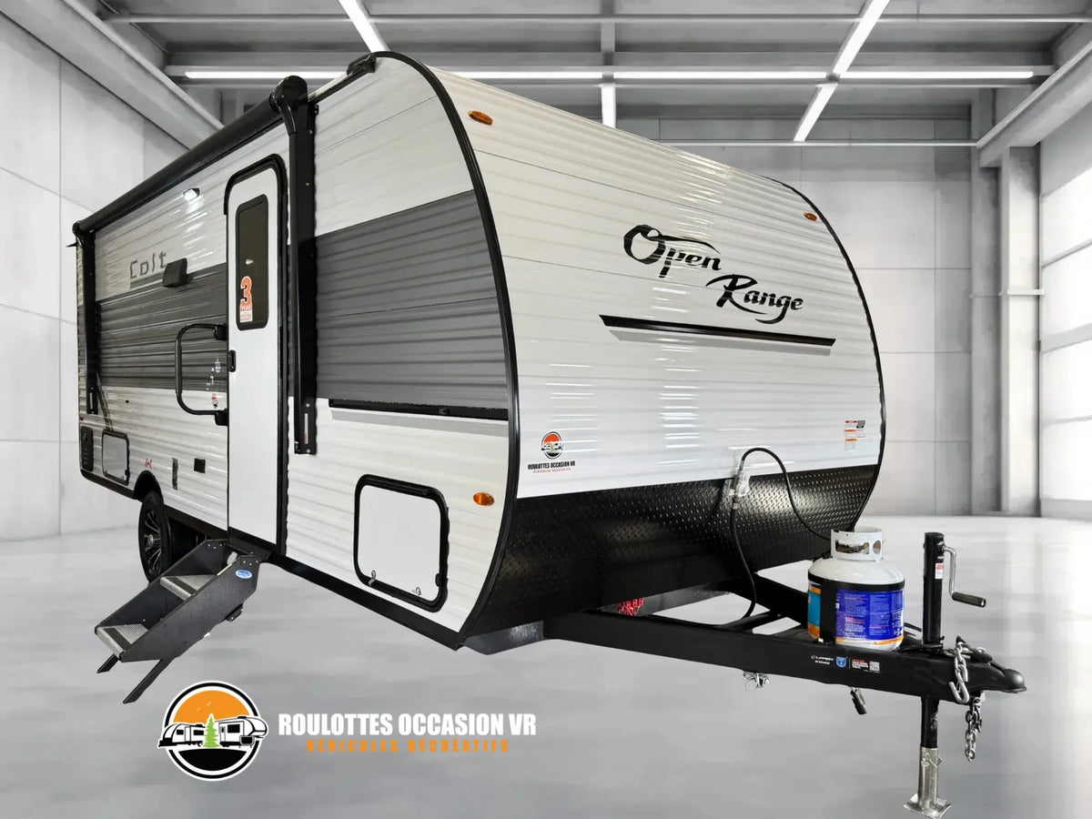Vue avant du côté de l’entrée de la roulotte Open Range Colt 18MBS 2026.