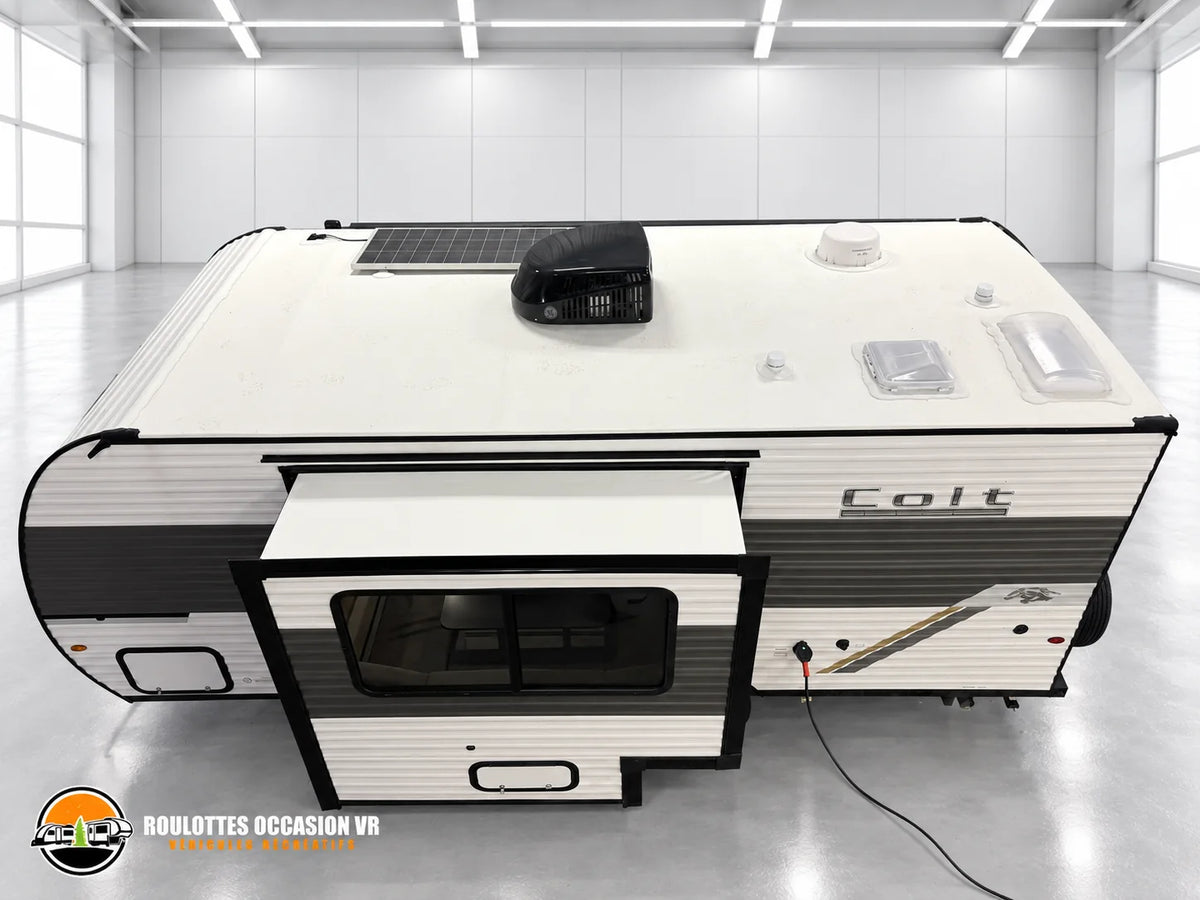 Vue en plongée de la roulotte Open Range Colt 18MBS 2026 avec extension déployée, panneau solaire, climatiseur et évents sur le toit.
