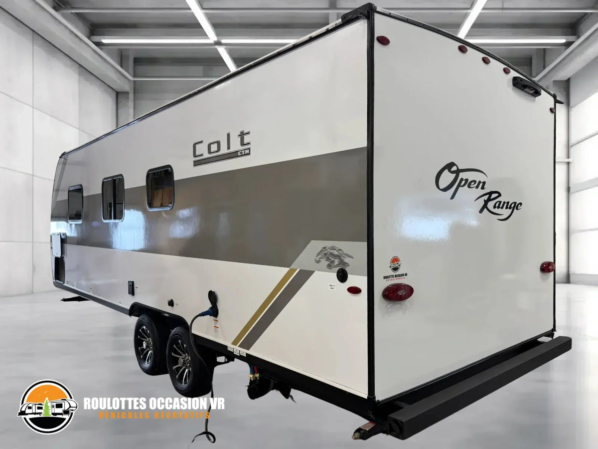 Vue arrière du côté opposé à l’entrée de la roulotte Open Range Colt 25BH 2026.