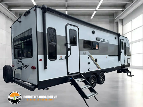 Vue arrière du côté entrée de la Colt 26RCS 2026, avec l’auvent et les marches visibles.