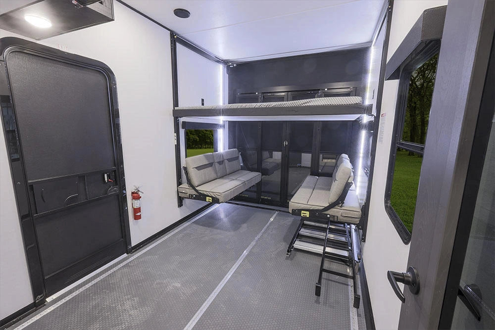 Espace cargo de la Alliance Valor 44V14 2024 aménagé avec banquettes convertibles et lit supérieur.