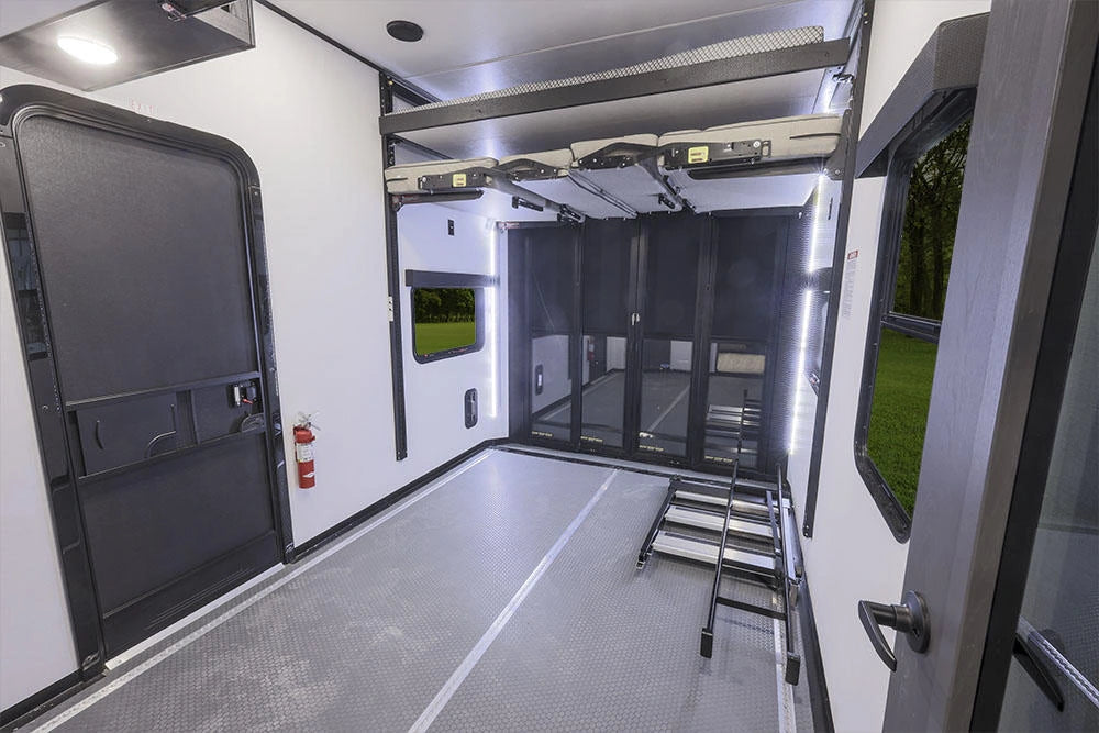 Garage de la Alliance Valor 44V14 2024 avec couchages relevés et plancher dégagé pour le chargement.
