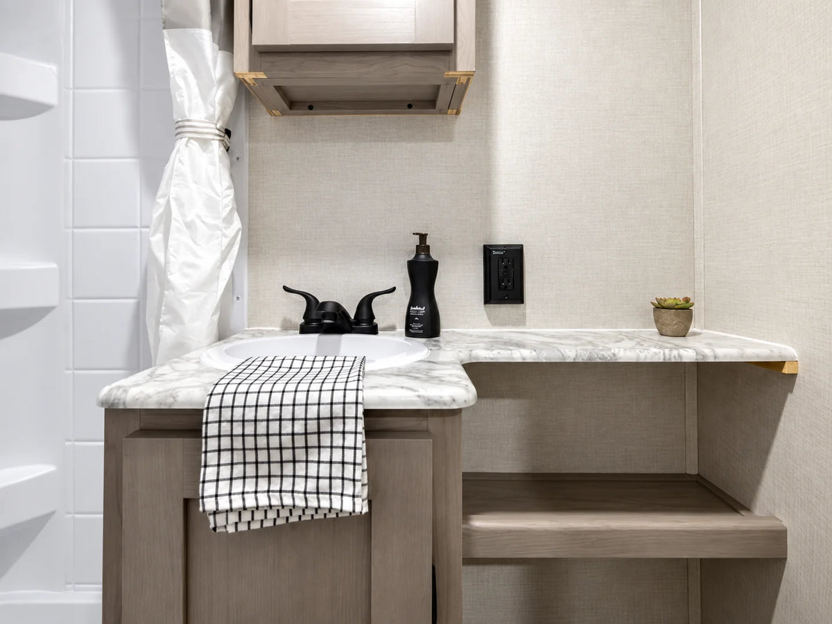 Lavabo, comptoir et rangement de la salle de bain de la Viking 242MK 2027.